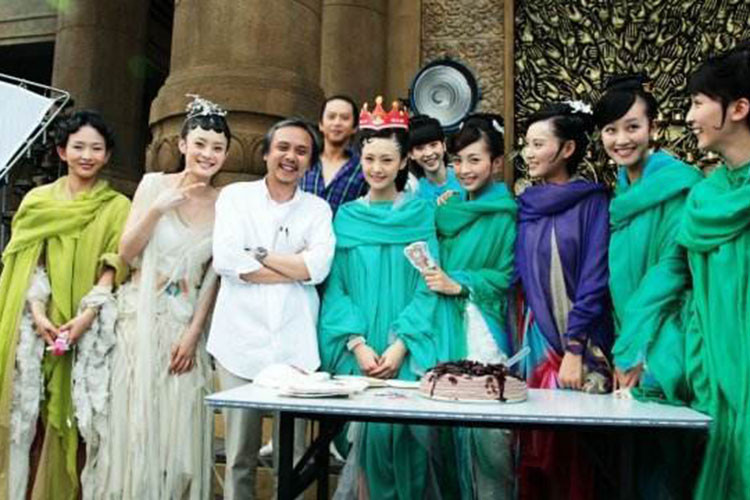 Trần Gia Thượng còn từng thực hiện phim "Họa bích" ra mắt năm 2011. Đây là bộ phim có sự tham gia diễn xuất của Trịnh Sảng (thứ ba từ trái qua). Ảnh: QQ