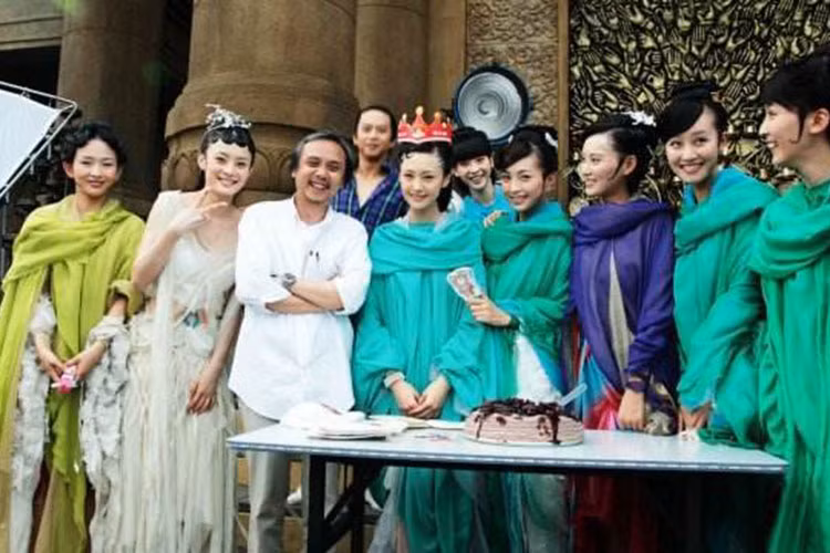 Trần Gia Thượng còn từng thực hiện phim "Họa bích" ra mắt năm 2011. Đây là bộ phim có sự tham gia diễn xuất của Trịnh Sảng (thứ ba từ trái qua). Ảnh: QQ