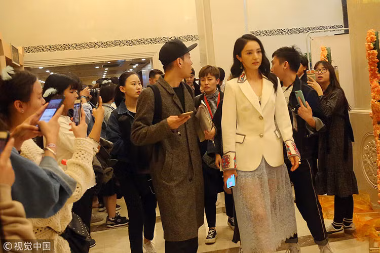 Khi ông xã bị bắt vì cáo buộc tấn công tình dục, Đổng Tuyền bày tỏ: "Tôi tin tưởng anh ấy" đồng thời gửi lời cảm ơn mọi người quan tâm. Ảnh: 163