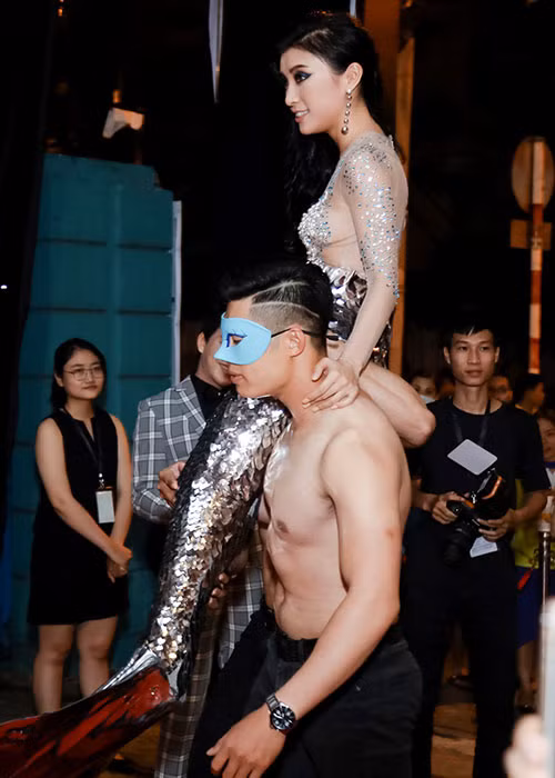 Màn hóa thân người cá của Tiêu Châu Như Quỳnh tại Tuần lễ Thời trang Việt Nam vào tối ngày 22/4 gây sốc. Ảnh: Zing