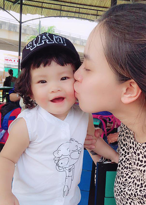 Hải Băng hôn má con gái là một trong những tin tức sao Việt trong ngày 16/4.