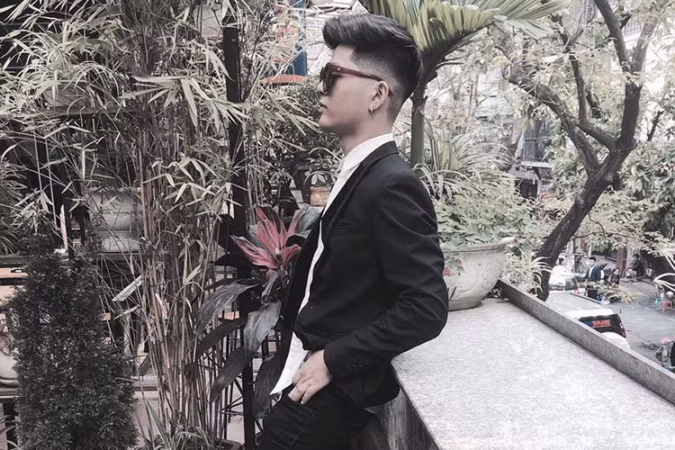 5 năm sau đăng quang, Quang Anh lột xác đến không ngờ khi xỏ khuyên tai, khuyên miệng, ăn mặc bụi bặm. Ảnh: FBNV