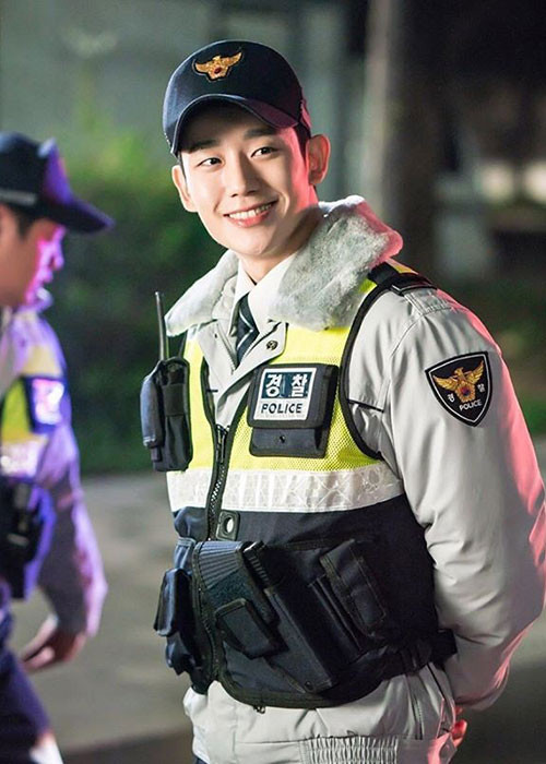 Jung Hae In tươi rói khi đóng phim "Khi nàng say giấc". Ảnh: FBNV