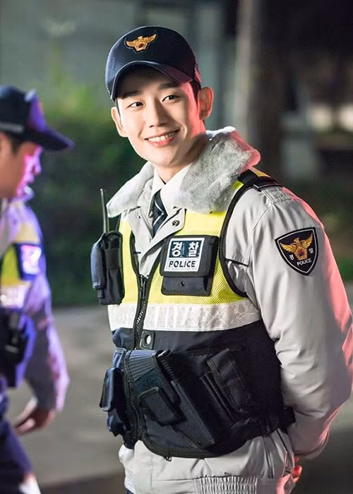 Jung Hae In tươi rói khi đóng phim "Khi nàng say giấc". Ảnh: FBNV