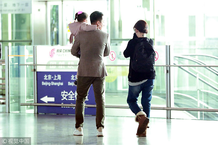 Đại S mặc áo rộng che vòng 2 đi bên cạnh ông xã bế con gái đầu lòng. Ảnh: 163