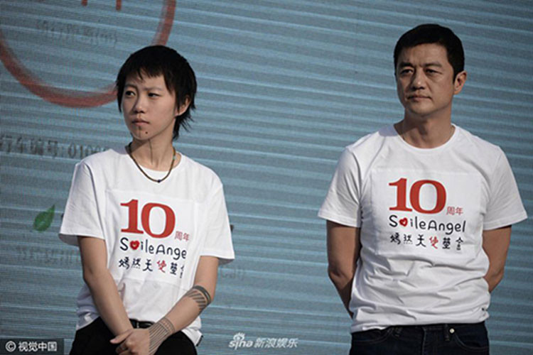 Dù đã ly hôn Vương Phi, Lý Á Bằng vẫn quan tâm đến Đậu Tĩnh Đồng - con gái của vợ cũ với người chồng đầu tiên. Ảnh: Sina