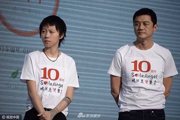 Dù đã ly hôn Vương Phi, Lý Á Bằng vẫn quan tâm đến Đậu Tĩnh Đồng - con gái của vợ cũ với người chồng đầu tiên. Ảnh: Sina