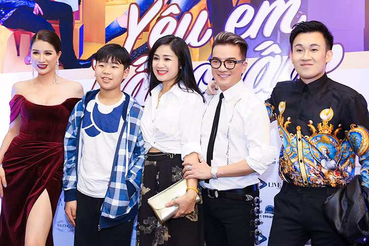 Nam ca sĩ Dương Triệu Vũ chia sẻ, khi phim chính thức được triển khai, anh vướng lịch đi lưu diễn nước ngoài nên đã bỏ lỡ cơ hội diễn xuất.