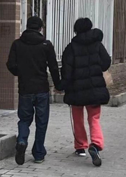 Cặp đôi nắm tay không rời ở bất cứ nơi đâu. Ảnh: Kknews