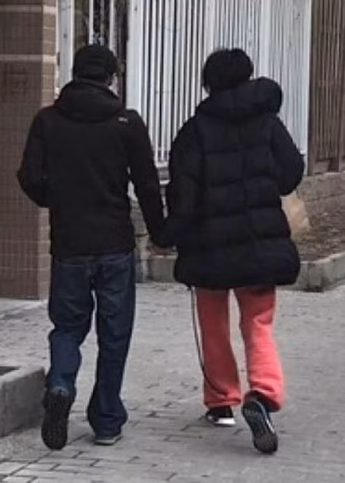 Cặp đôi nắm tay không rời ở bất cứ nơi đâu. Ảnh: Kknews