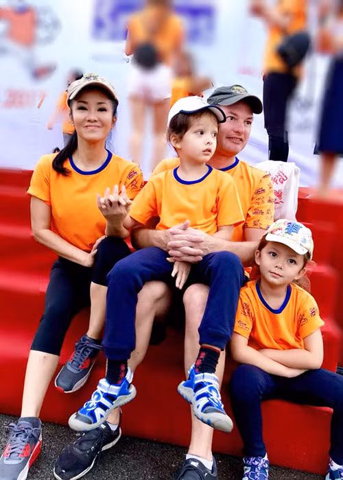 Ông xã của Hồng Nhung không chỉ chiều chuộng vợ hết mình mà còn khéo chăm cặp song sinh. Đến nay, tổ ấm của Hồng Nhung lúc nào cũng ngập tràn tiếng cười.