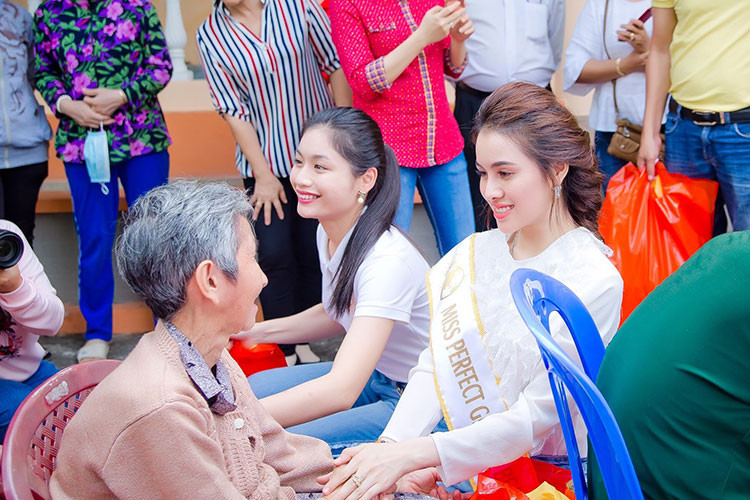 Hình ảnh Thư Dung đi từ thiện trong vai trò Hoa hậu Sắc đẹp Hoàn mỹ Toàn cầu 2017.