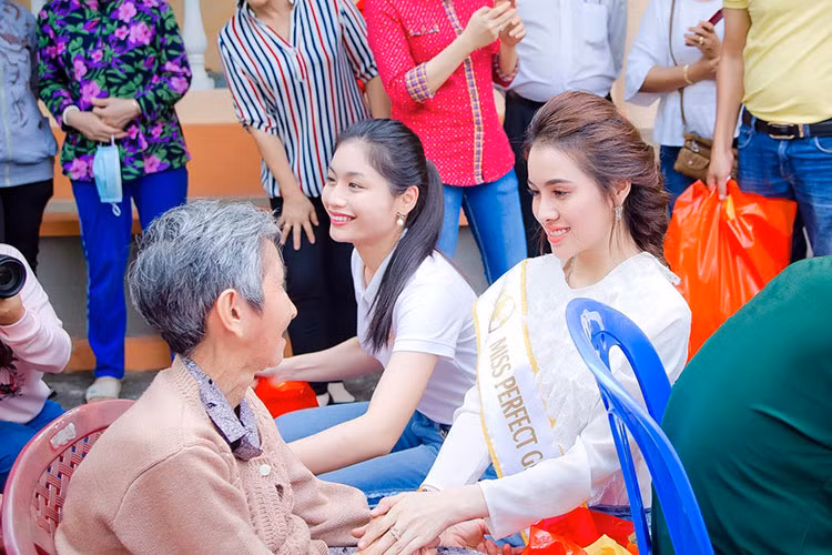 Hình ảnh Thư Dung đi từ thiện trong vai trò Hoa hậu Sắc đẹp Hoàn mỹ Toàn cầu 2017.