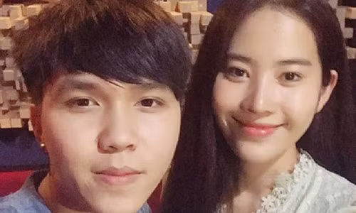 Hình ảnh của Nam Em khi xuất hiện tại một phòng thu gây tò mò cho khán giả.