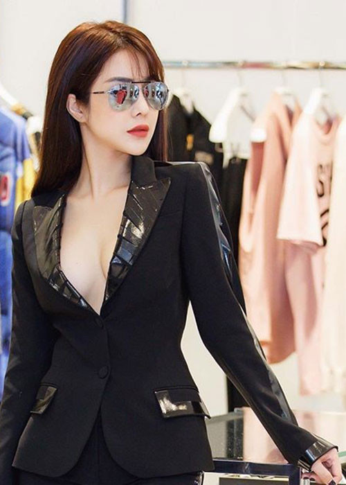 Sở hữu ba vòng vô cùng quyến rũ, Diệp Lâm Anh được xem là một trong những mỹ nhân Việt gợi cảm nhất nhì làng giải trí.