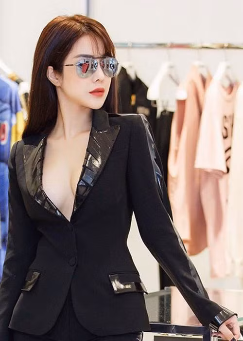 Sở hữu ba vòng vô cùng quyến rũ, Diệp Lâm Anh được xem là một trong những mỹ nhân Việt gợi cảm nhất nhì làng giải trí.