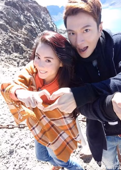 Bá Chi và Hà Mạnh Hoài trở nên thân thiết khi cùng tham gia gameshow Nữ thần hẹn hò. Ảnh: Weibo