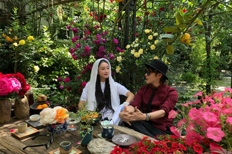 Nữ diễn viên phim "Anh hùng xạ điêu" hiện sống ở căn biệt thự ngập tràn hoa như chốn bồng lai tiên cảnh.