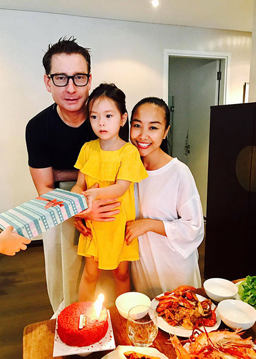 Bé Sol được nhiều người nhận xét giống mẹ nhiều hơn giống bố. Càng lớn, nhóc tì lai Tây này càng đáng yêu.