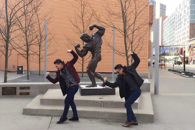 Không ít người tò mò về cuộc sống đời thường của anh em hoàng tử xiếc. Trong ảnh, Quốc Cơ và Quốc Nghiệp tạo dáng giống bức tượng của vận động viên thể dục thể hình, diễn viên điện ảnh và chính khách Arnold Schwarzenegger.