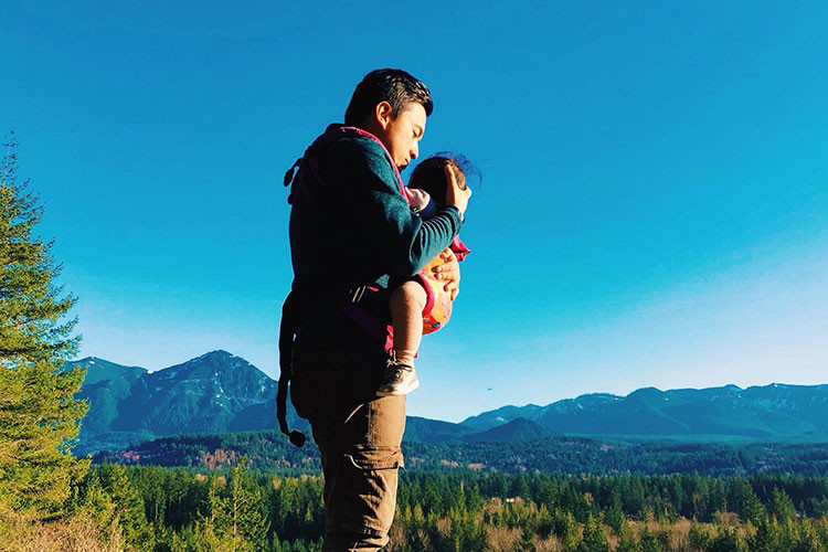 Lam Trường rất thích thú với việc chăm con gái giúp bà xã Yến Phương.