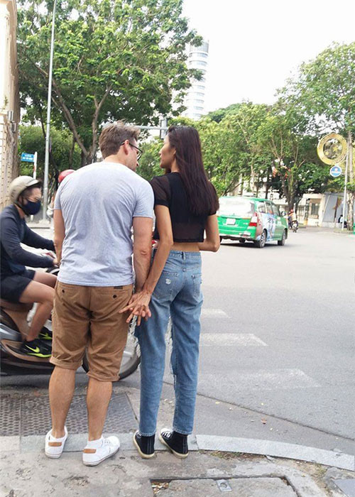 Hoàng Thùy tay nắm tay bạn trai ngoại quốc trên một con phố ở Sài Gòn. Ảnh: Khám phá