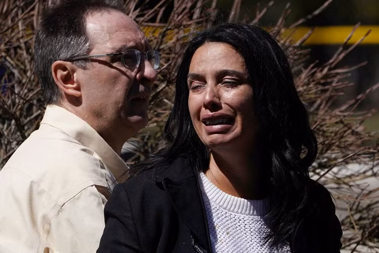 Người thân của các nạn nhân trong vụ đâm xe. (Nguồn: AP)