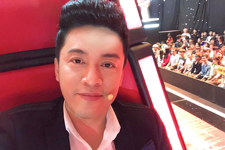 Lam Trường đã khỏe lại và hoàn tất buổi quay hình thứ hai của vòng giấu mặt The Voice năm nay. Ngoài chia sẻ tình hình sức khỏe, anh gửi lời cảm ơn fans đã lo lắng, hỏi thăm.