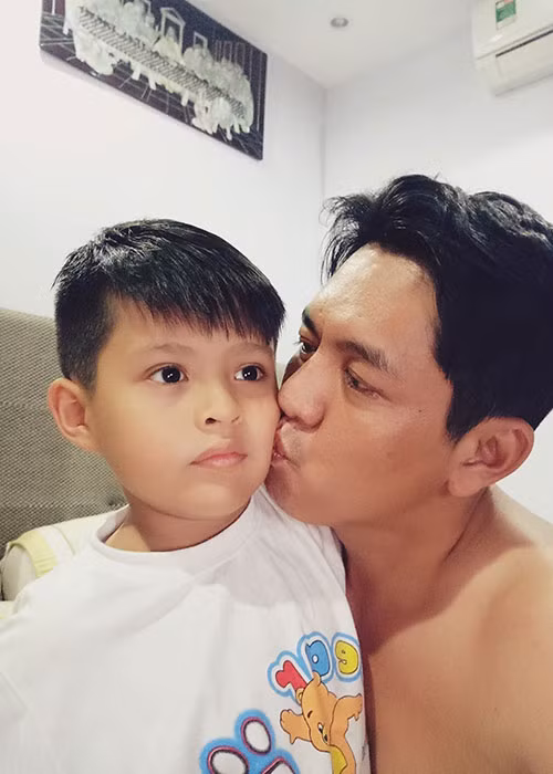 Đạo diễn Đức Thịnh than thở: “Định nghĩa của tình đơn phương là đây. Ba yêu con... Còn con thì yêu...tivi... Cay đắng tình đời”.