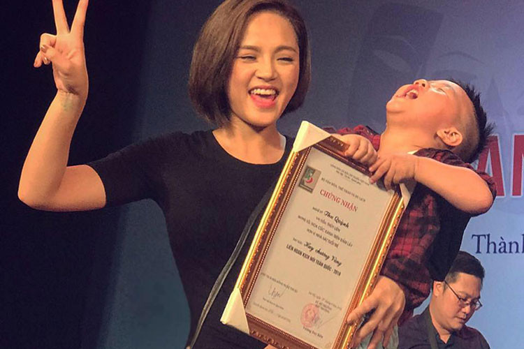 Thu Quỳnh cũng vừa đoạt huy chương Vàng tại Liên hoan kịch nói toàn quốc 2018. Cô giành giải nhờ vai diễn Thùy Liên trong vở "Hoa cúc xanh trên đầm lầy".