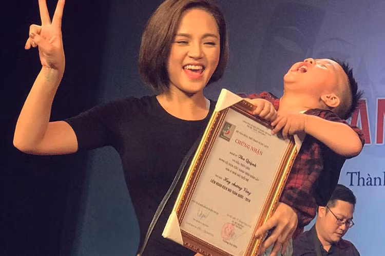 Thu Quỳnh cũng vừa đoạt huy chương Vàng tại Liên hoan kịch nói toàn quốc 2018. Cô giành giải nhờ vai diễn Thùy Liên trong vở "Hoa cúc xanh trên đầm lầy".