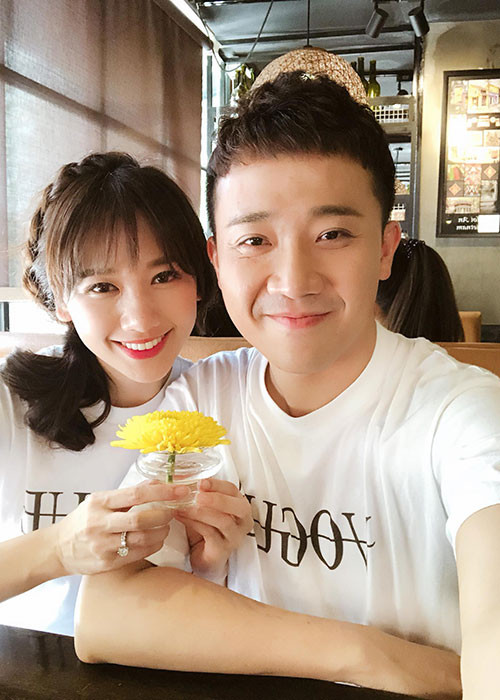 Vợ chồng sao Việt Trấn Thành - Hari Won mặc đồ đôi, cười tươi như hoa.