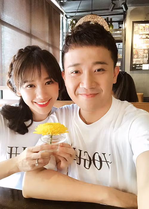 Vợ chồng sao Việt Trấn Thành - Hari Won mặc đồ đôi, cười tươi như hoa.
