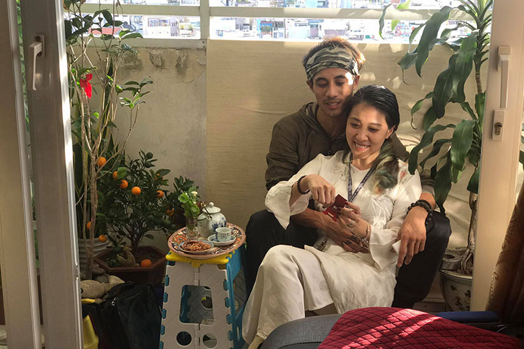 Phạm Anh Khoa hiện trở thành tâm điểm bởi ồn ào bị Phạm Lịch tố gạ tình. Trước khi vướng lùm xùm, anh được khen là người chồng, người bố tuyệt vời.