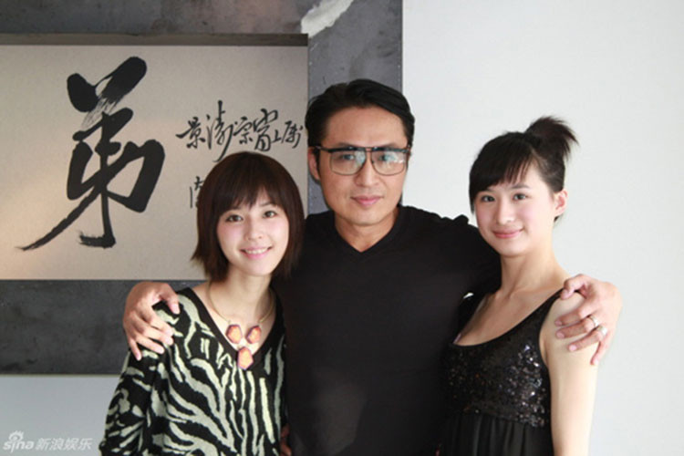 Mã Thế Ái (phải) là con gái của Mã Cảnh Đào và vợ cũ Đường Vận. Thế Ái từng rất thân thiết với vợ hai của bố - Ngô Giai Ni (trái) Ảnh: Sina