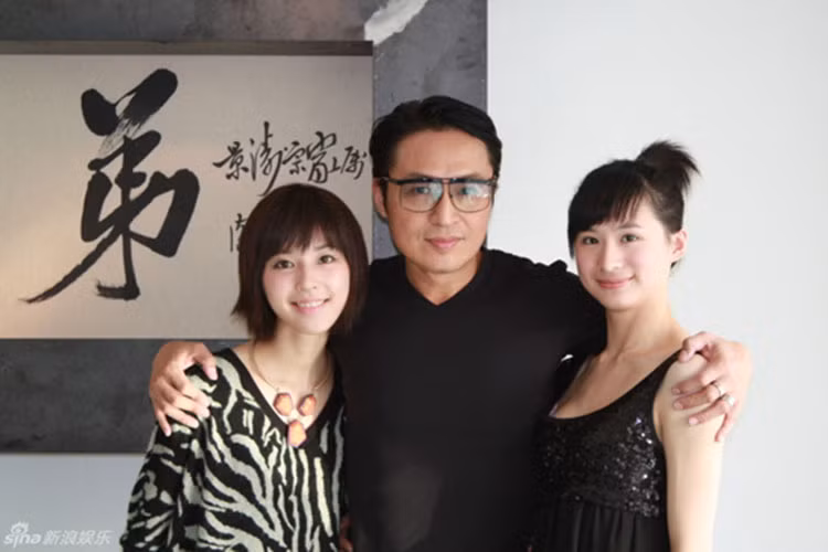 Mã Thế Ái (phải) là con gái của Mã Cảnh Đào và vợ cũ Đường Vận. Thế Ái từng rất thân thiết với vợ hai của bố - Ngô Giai Ni (trái) Ảnh: Sina