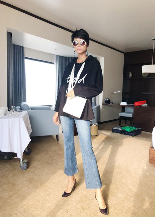 H'hen Niê trông gầy hơn so với thời điểm đăng quang hoa hậu vào tháng 1/2017. Ảnh: FBNV