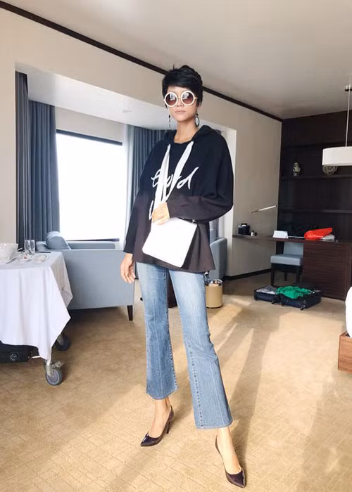 H'hen Niê trông gầy hơn so với thời điểm đăng quang hoa hậu vào tháng 1/2017. Ảnh: FBNV