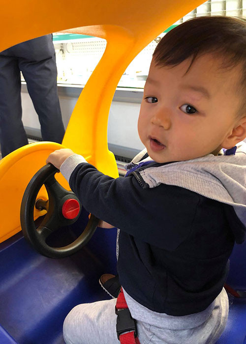 Con trai của cặp đôi sao Việt Kỳ Hân - Mạc Hồng Quân lái ô tô đồ chơi.