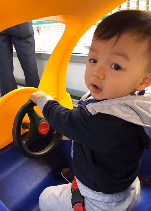 Con trai của cặp đôi sao Việt Kỳ Hân - Mạc Hồng Quân lái ô tô đồ chơi.