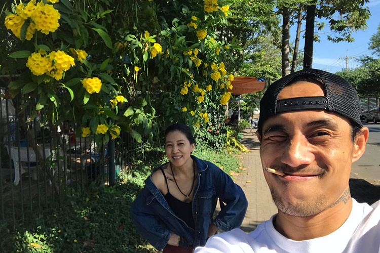 Sau khi kết hôn, bà xã của Phạm Anh Khoa bỏ công việc kế toán để chuyển sang quản lý công việc cho chồng.