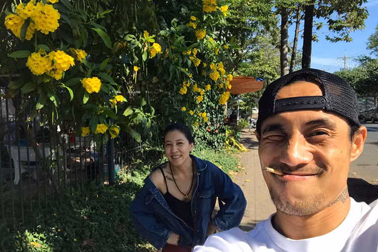 Sau khi kết hôn, bà xã của Phạm Anh Khoa bỏ công việc kế toán để chuyển sang quản lý công việc cho chồng.