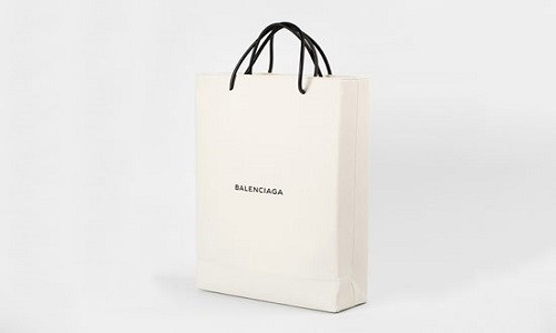 Khoảng giữa năm 2017, Balenciaga tung mẫu túi xách giống hệt túi giấy shopping phiên bản sang trọng nhưng… giá trên trời. Đây là thương hiệu tạo được dấu ấn riêng trong năm 2017 với mức độ phủ sóng mạnh mẽ cũng như tạo được tiếng vang trong cộng đồng thời gian với sự cá tính, trẻ trung lại còn độc đáo. Và chiếc túi phiên bản túi đựng đồ của Balenicaga là một trong những rất nhiều các sản phẩm thời trang của thương hiệu này.