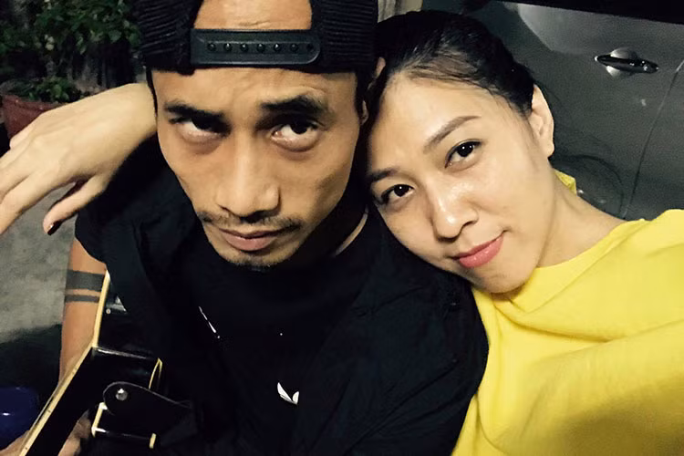 Trước khi làm đám cưới, Phạm Anh Khoa và Thùy Trang đã trải qua không ít sóng gió, thử thách bị gia đình phản đối chuyện tình cảm.