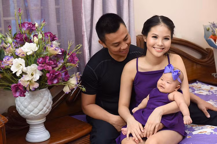 Sau khi kết hôn, Chí Anh tấm tắc khen bà xã kém 20 tuổi chăm sóc chồng con rất tốt. Ảnh: FBNV