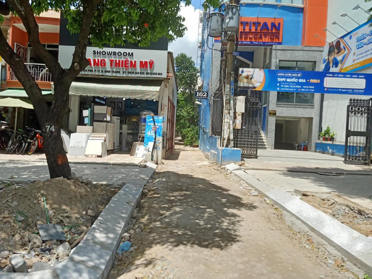 TP HCM: Thi cong via he duong Dien Bien Phu tiep tuc bi phan anh-Hinh-4