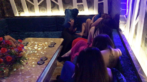 Hàng chục người và các nữ nhân viên được đưa về trụ sở để kiểm tra do nghi vấn sử dụng ma tuý.