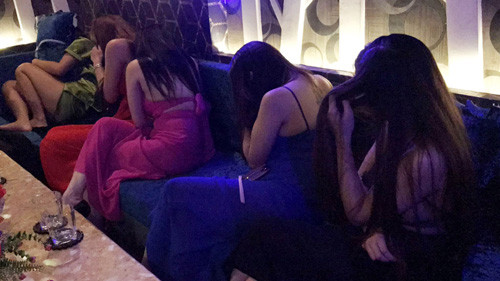 Hàng loạt nữ tiếp viên bị bắt quả tang có hành vi múa thoát y, ăn mặc khiêu gợi phục vụ khách tại nhà hàng ở TP HCM.