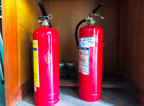 Những chiếc xô chứa đầy nước, bình chữa cháy mini được gia đình ông An để sẵn, dập đám cháy khi lửa bùng phát.