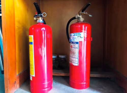 Những chiếc xô chứa đầy nước, bình chữa cháy mini được gia đình ông An để sẵn, dập đám cháy khi lửa bùng phát.